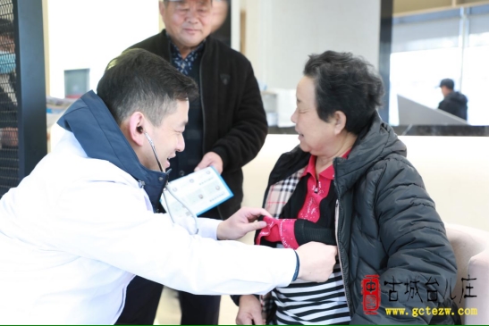 台儿庄区兰祺社区开展“爱心义诊汇暖流，守护健康‘零距离’”志愿服务活动（图）