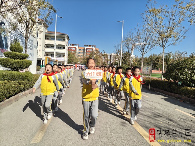 路队比赛展风采，习惯养成塑未来丨台儿庄区明远实小插花校区“最美路队”评比活动（图）