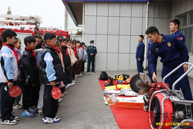 消防在心 安全同行丨台儿庄区实验小学西关校区走进消防大队（图）